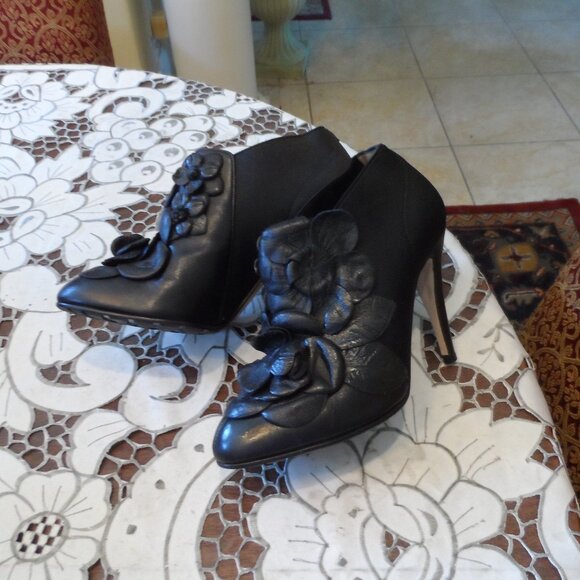 Valentino Garavani Black Calfskin Leather Rose Edition Ankle Boots Size 37B - Picture 6 of 16